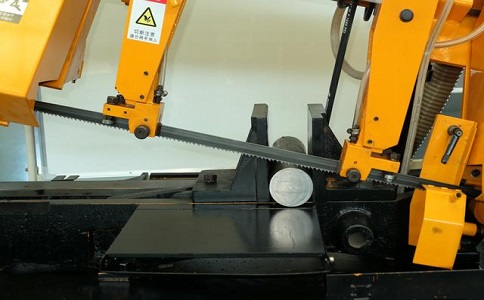 渝水数控带锯床自动送料精度会出现偏差吗？